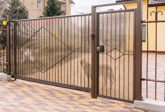 Купить ворота из профлиста с элементами ковки, с металлическими столбами в рамке или под дерево в Дивногорске от 158490 руб